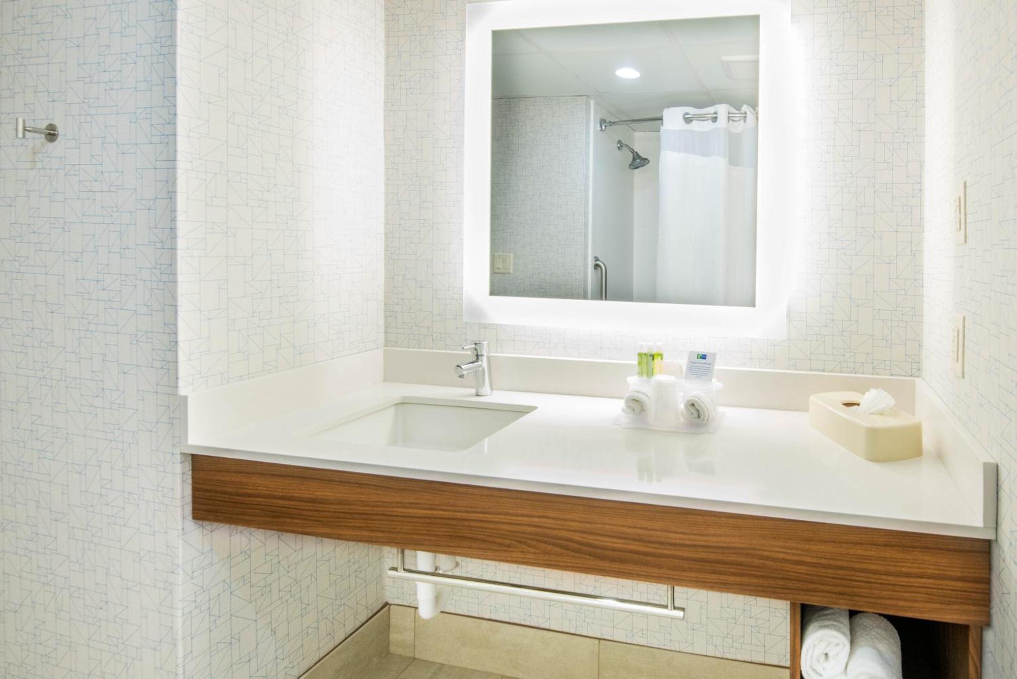 Express Woodbridge By Ihg Hotel Avenel