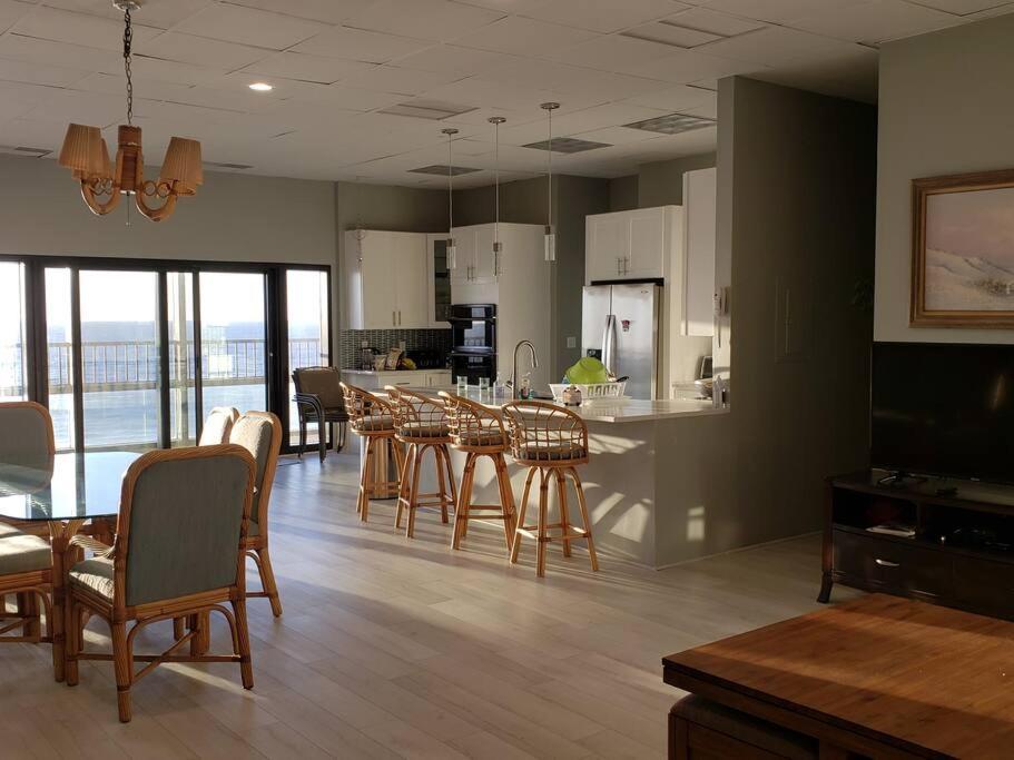Stunning Ocean-front Penthouse 1800sf 3br 2ba 7bed At Regency Tower Holiday home *
