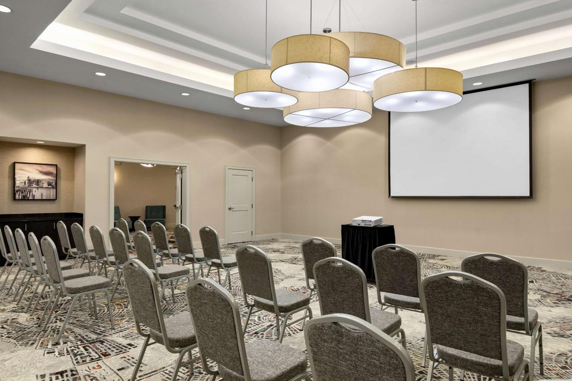 Embassy By Hilton Newark Airport Hotel 4*
