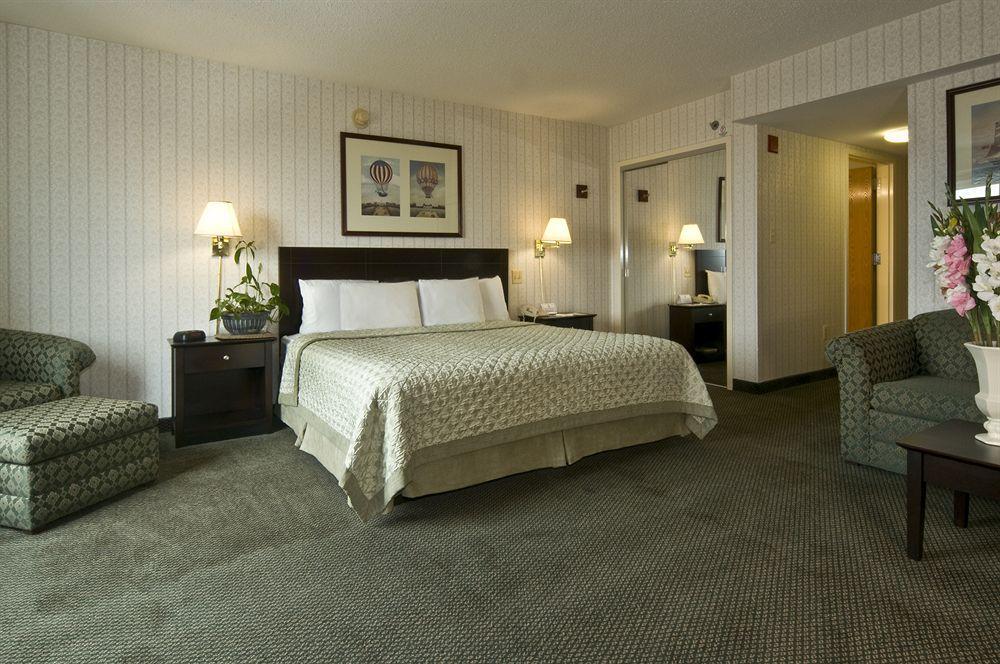 Meadowlands Plaza 3*