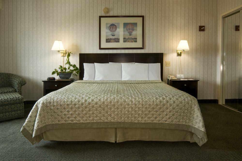 Meadowlands Plaza Hotel