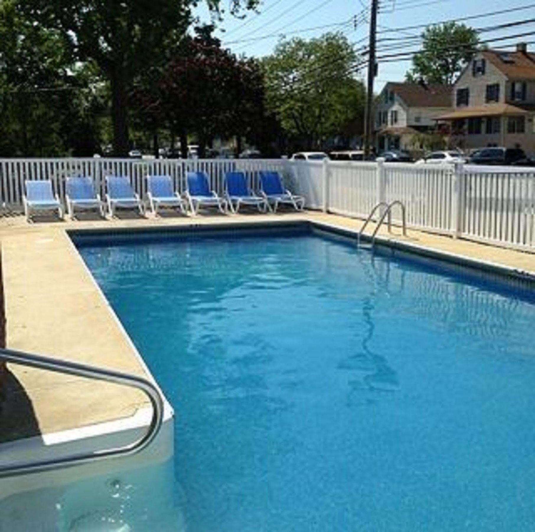 Pelican Point Motel 2*