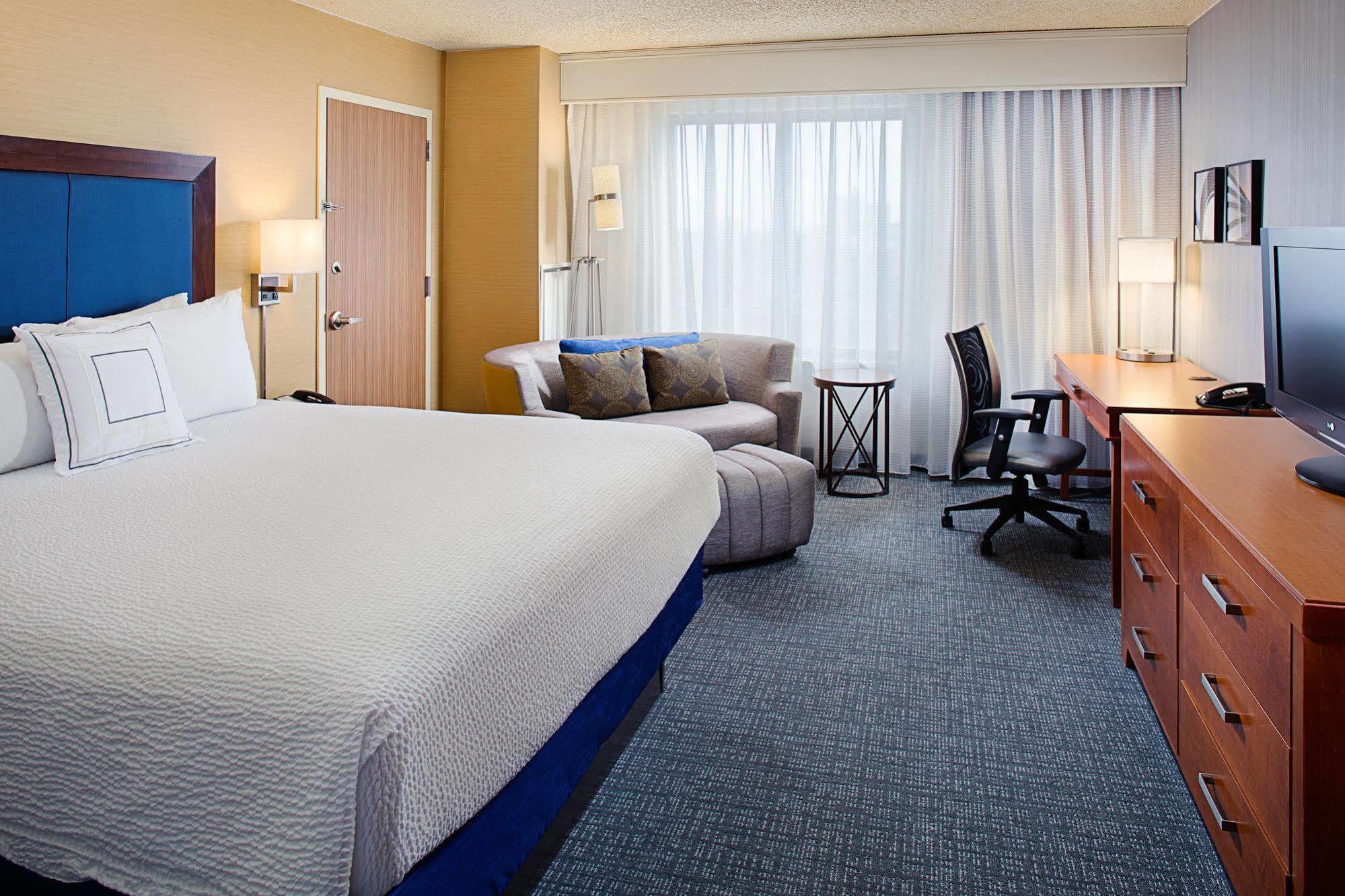 Courtyard By Marriott Atlantic Block