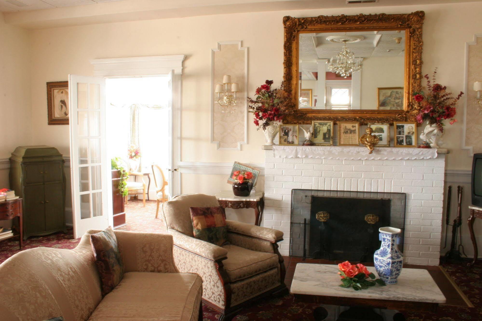 Inn Macomber