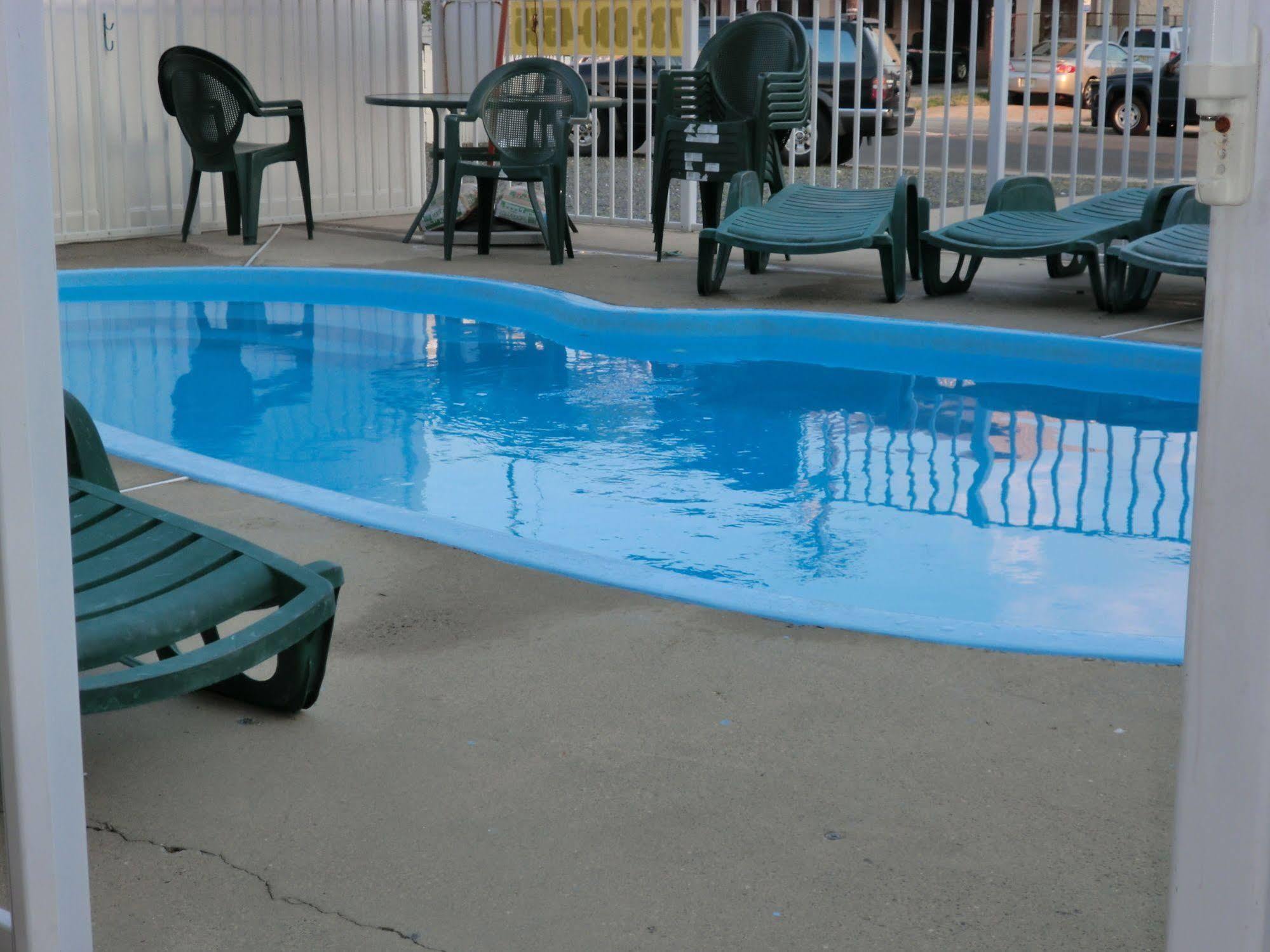 Bay Breeze Motel 2*