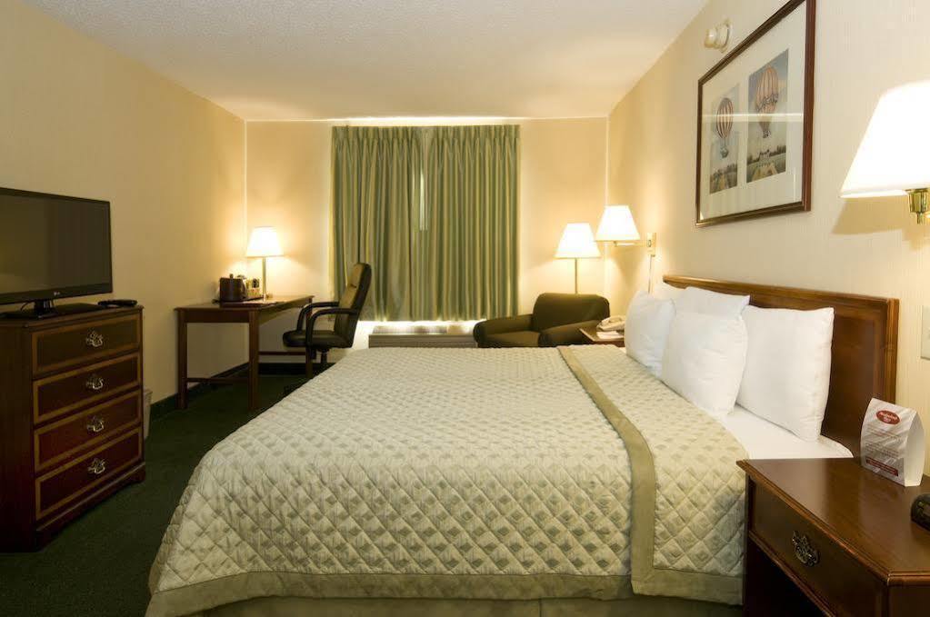 Meadowlands Plaza 3*