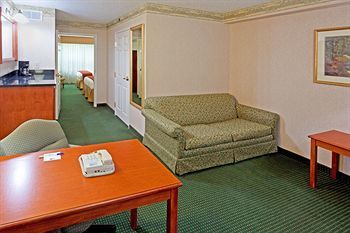 Express Woodbridge By Ihg Hotel 2*