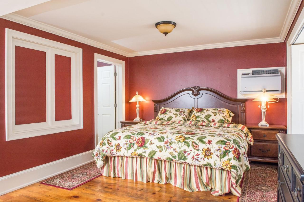 Colonial Bed & Breakfast 4*