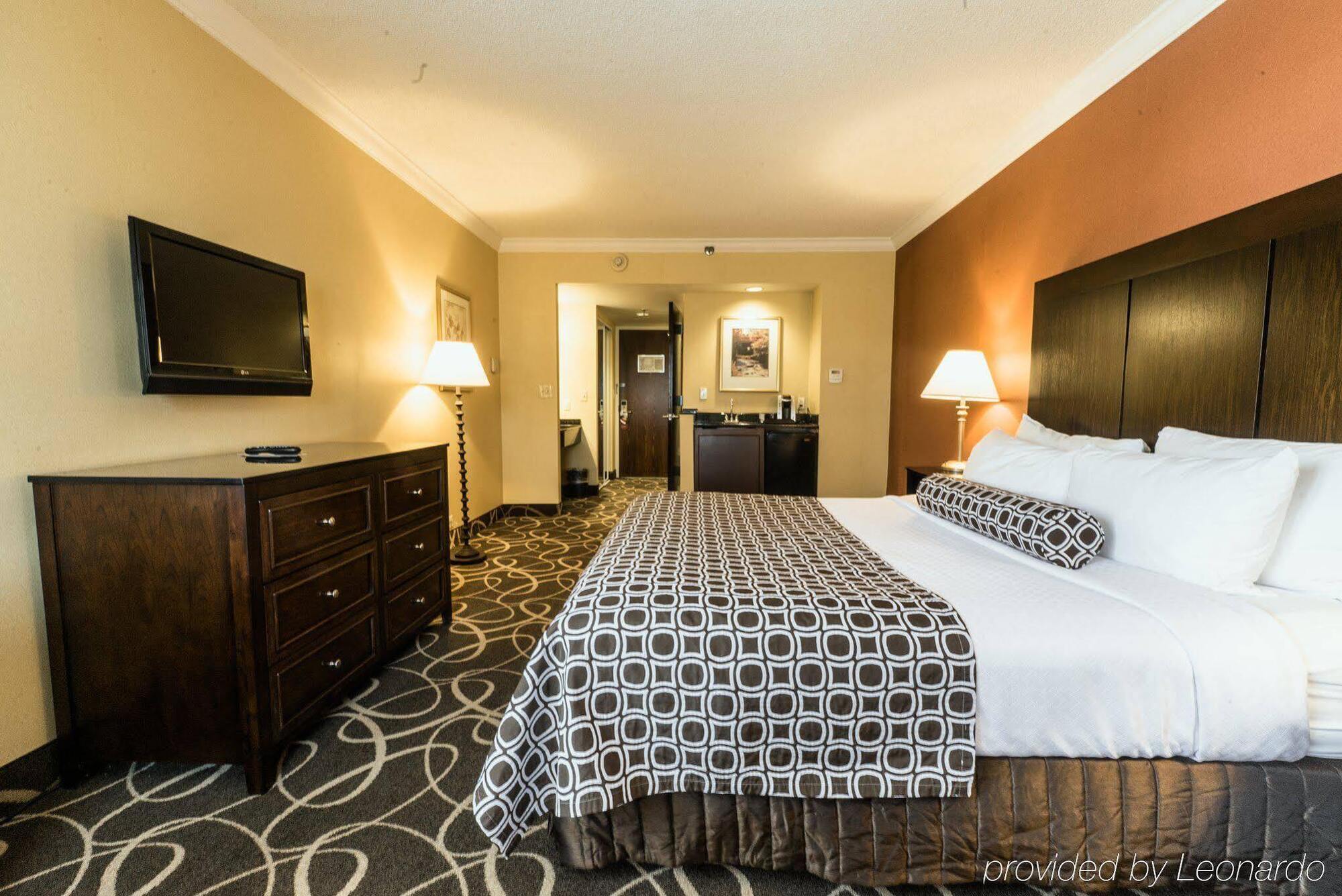 Crowne Plaza By Ihg Hotel